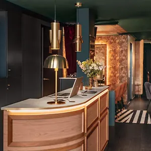Snob Hotel